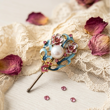 Decorative hairpin with pearls and flowers on a lace background with dried roses.

